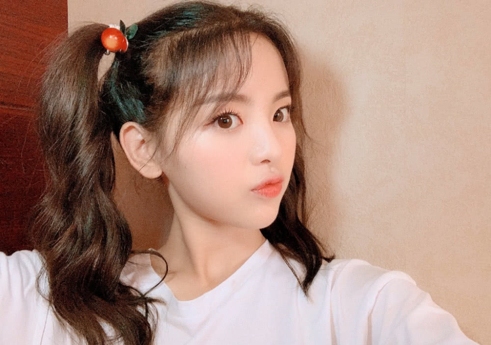 杨超越羊角辫造型启程时装周，换个发型意外惊艳