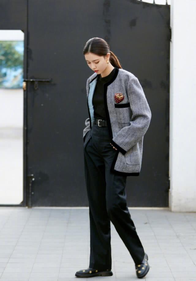 宋妍霏复古皮衣+过膝长靴+烟熏妆,清纯小花也酷范十足