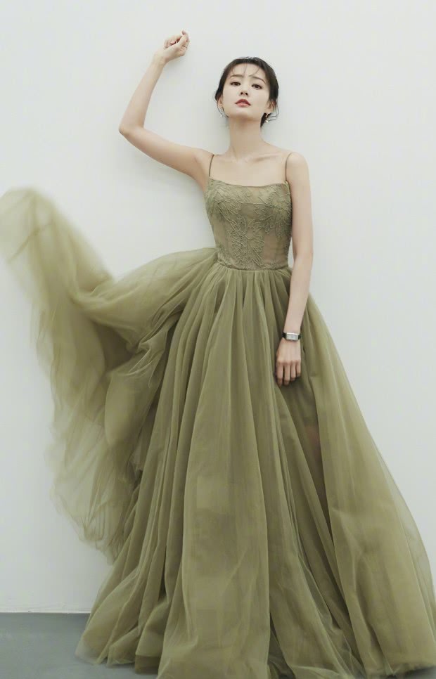 李一桐最新造型,溢出屏幕的少女感,粉色纱裙灵动飘逸