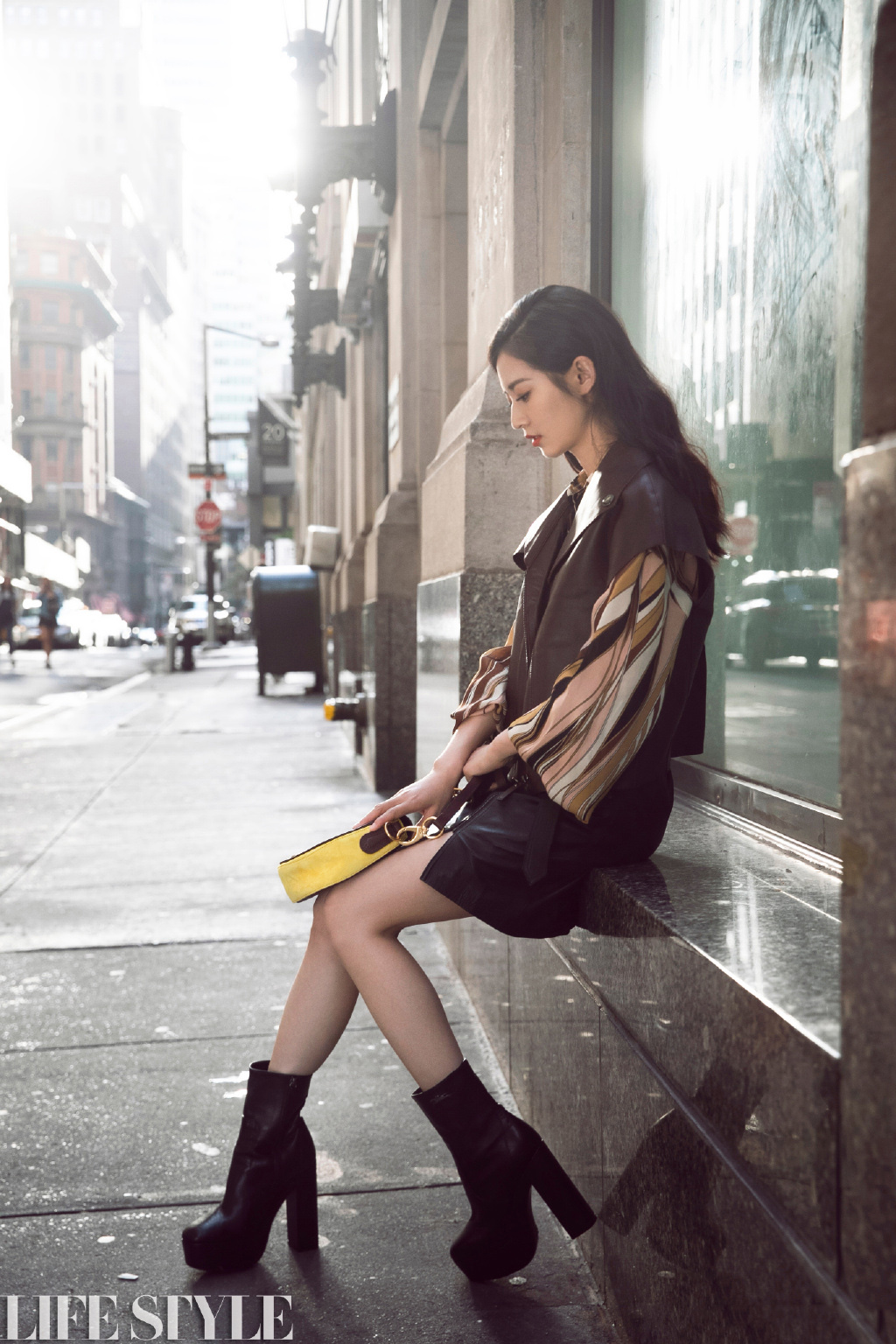 陈钰琪时尚杂志酷黑风格街拍照片