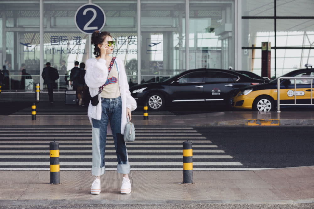 万茜穿一件条纹拼接裙,37岁了却依旧充满少女感