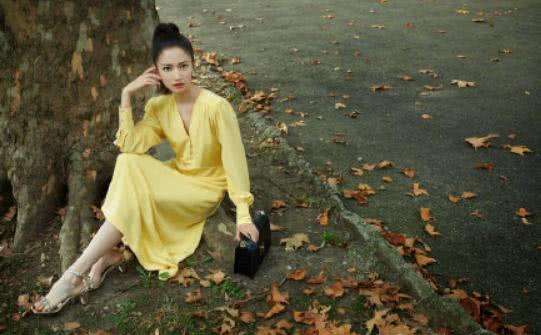 陈钰琪穿淡黄色连衣裙知性优雅,女神范十足