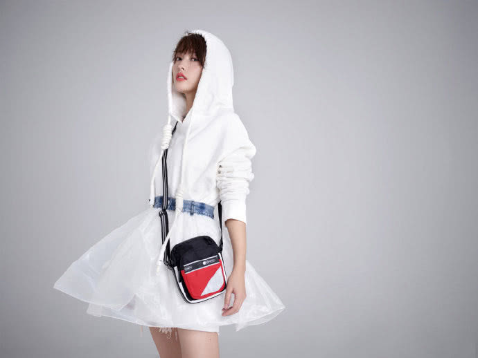 张嘉倪一身清纯装扮配上可爱的短发,秒变青春少女