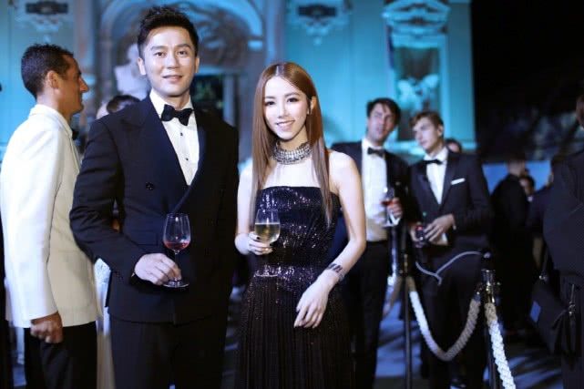 邓紫棋穿抹胸裙现身晚宴,状态好到不真实,艳压同框的外国美女