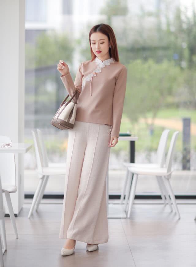 2019年秋天“阔腿裤”继续流行，搭配中式上衣优雅又知性