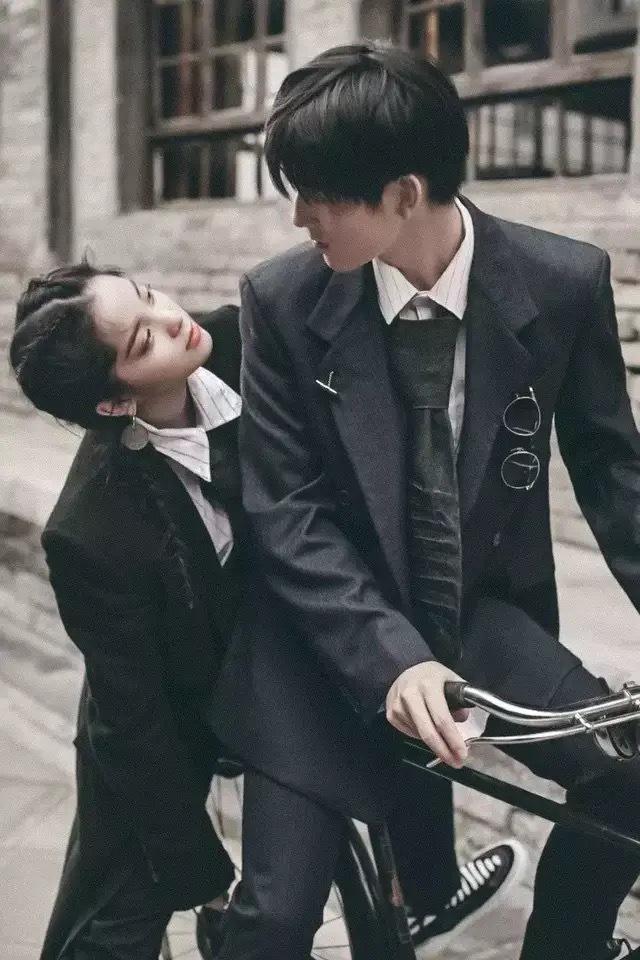 欧阳娜娜、陈飞宇逛街被偶遇,当事人选择沉默,侧面击破失和传闻