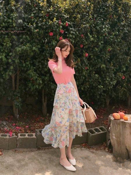 粉色短袖配什么裤子 这样穿也太甜了吧