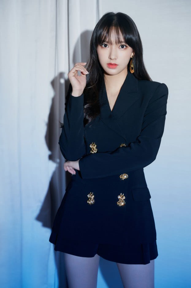 “宇宙少女”程潇,西装形象知性优雅