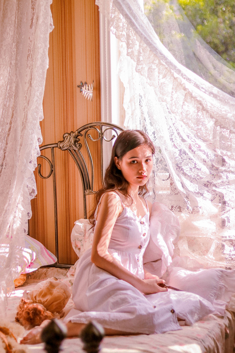 穿吊带裙性感美女光影唯美风格图片写真