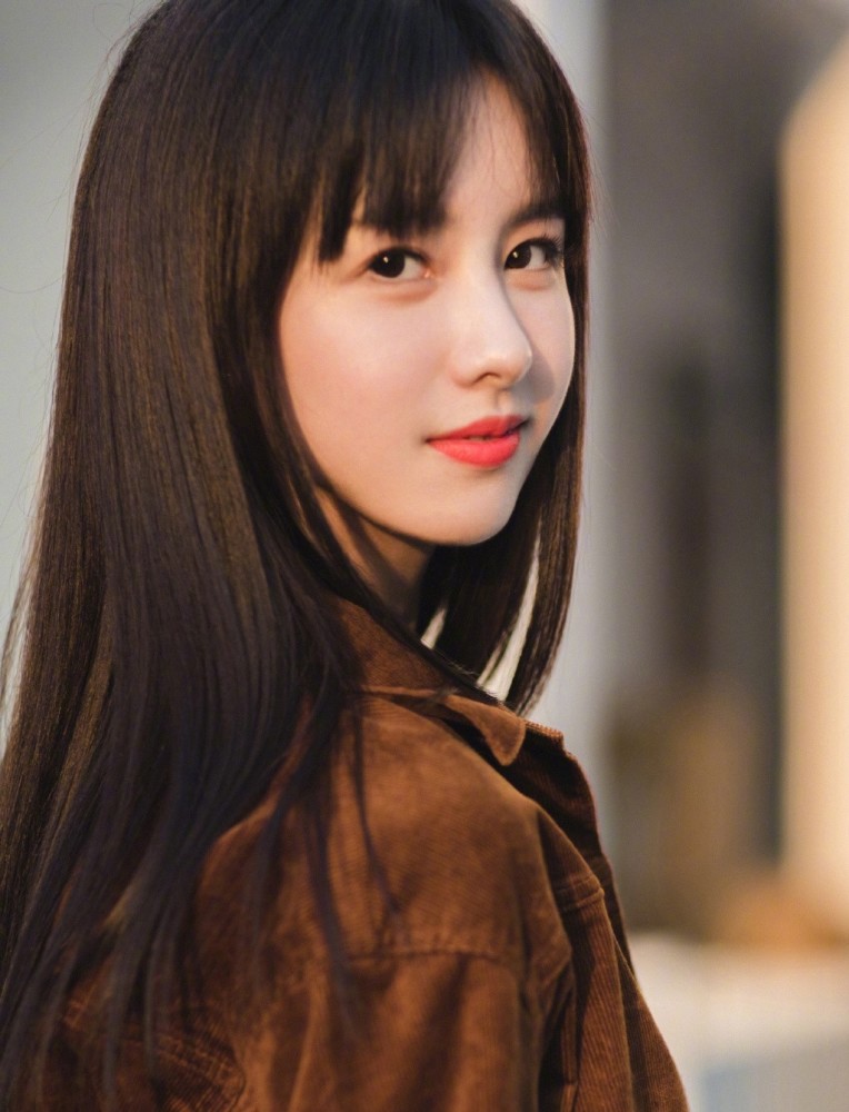 陈都灵穿黑T配百褶裙，少女感不输当年