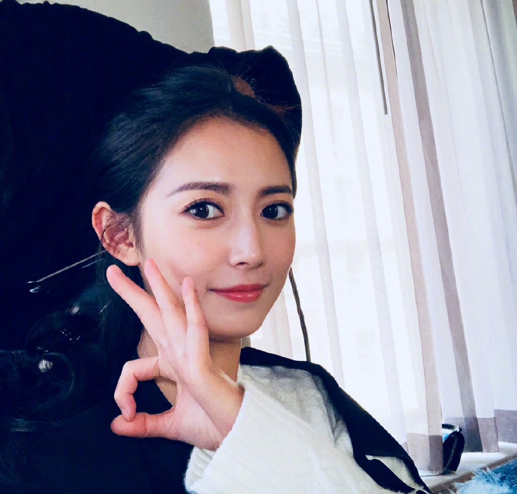 陈钰琪化妆间俏皮可爱自拍图片