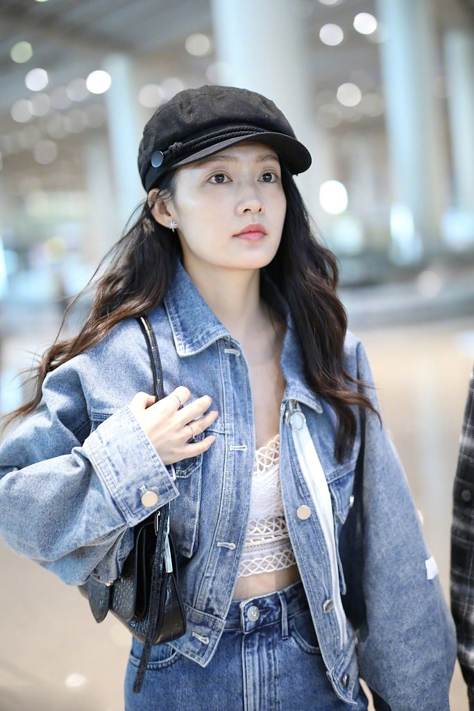李沁穿牛仔装机场街拍，展现清凉性感一片