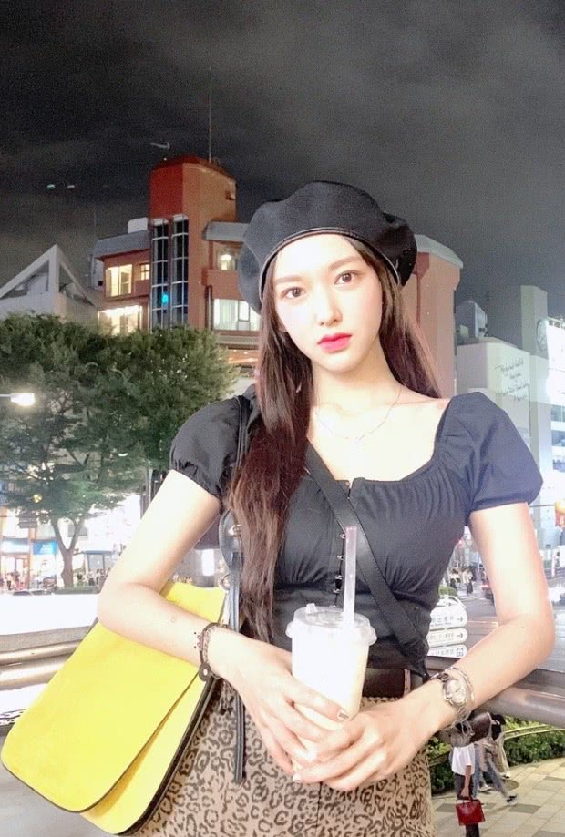 “宇宙少女”程潇,西装形象知性优雅