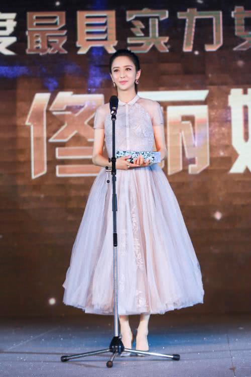 佟丽娅穿紧身衣搭配半身裙,小蛮腰比包包抢镜