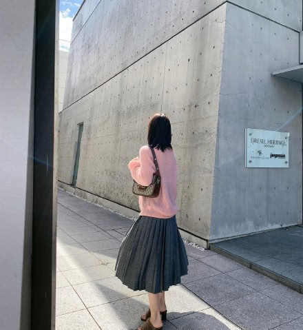 腿粗胯部大就别再穿裤装了,秋冬款半身裙才适合你,显瘦又优雅