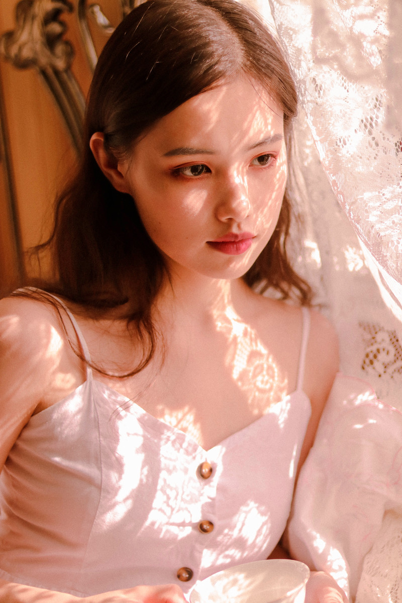 穿吊带裙性感美女光影唯美风格图片写真