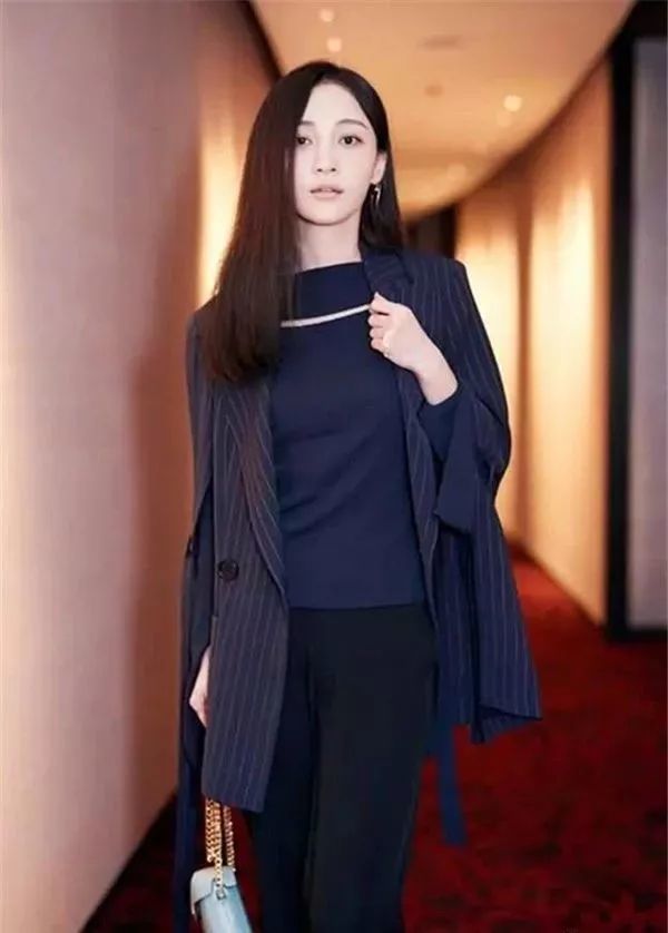 拒绝常见的格纹西装,快换上条纹西装,洋溢复古不羁范