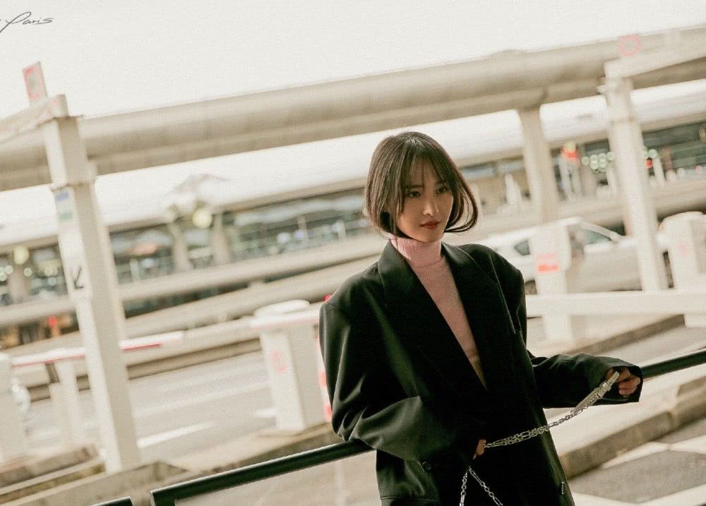 郑爽大胆挑战轻熟造型，女人味十足！