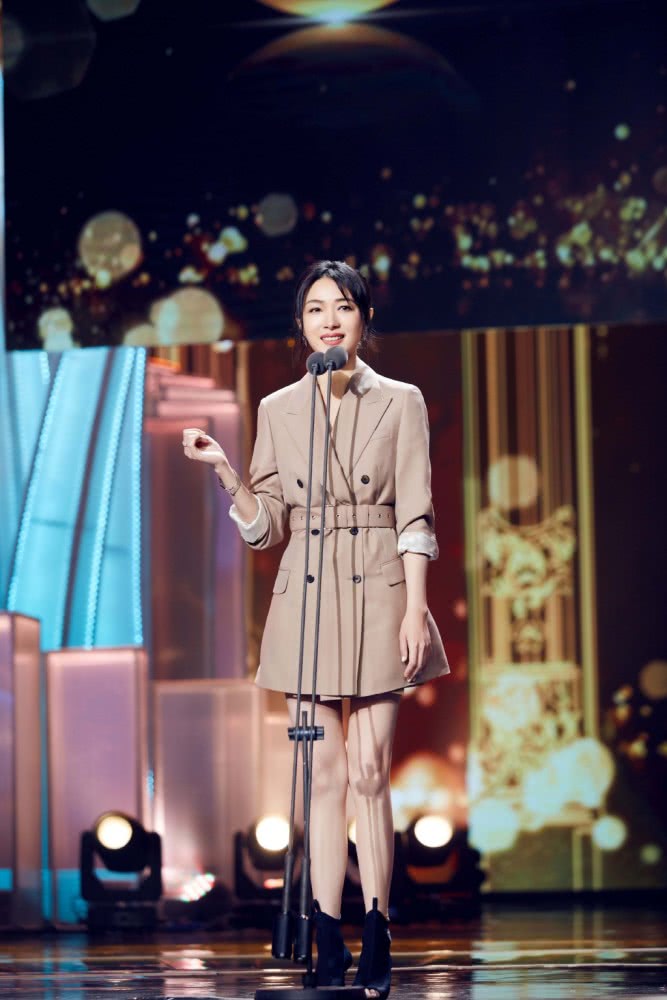 万茜穿拼接条纹裙背彩虹小兔包,美回18岁