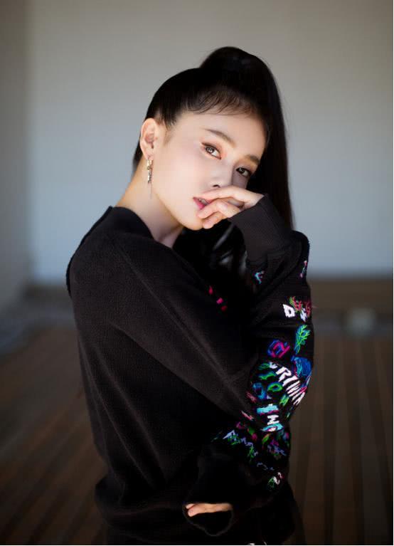 白鹿接长发变回女魔头,头发绷的脸都变形了