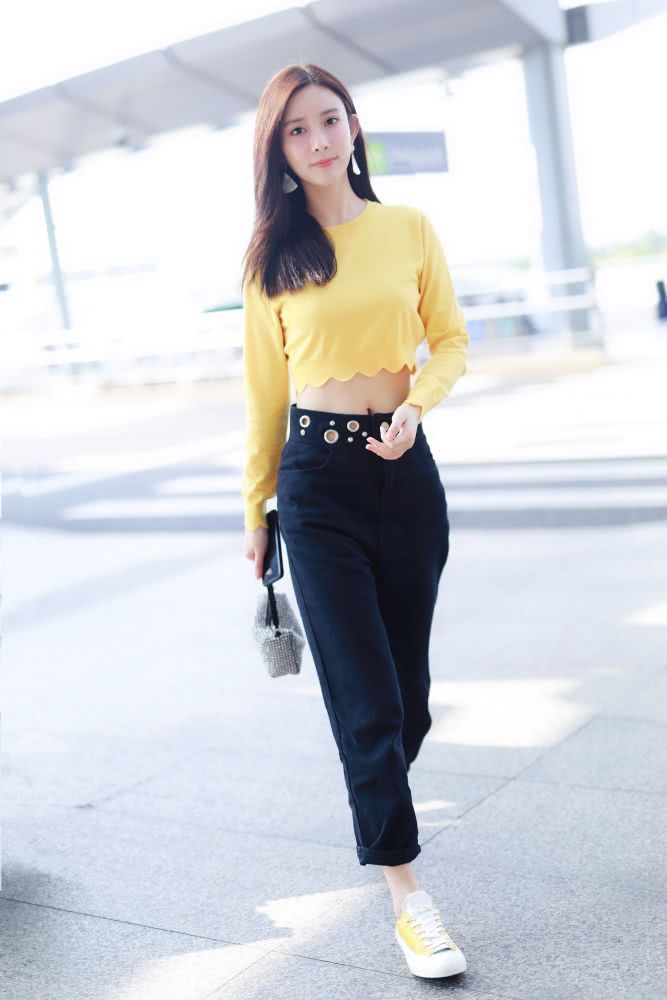 孟子义小姐姐机场街拍,穿露脐装秀天鹅颈,搭配中暗藏小心机