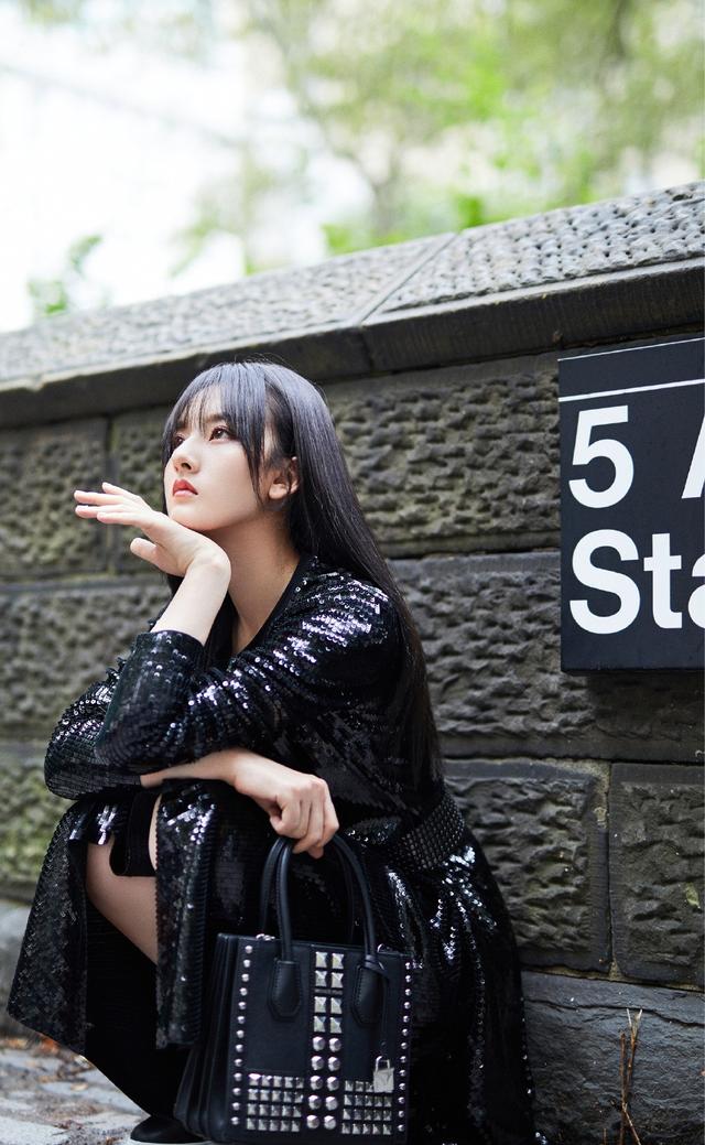 宋祖儿黑色亮片裙配短靴，梳齐刘海又飒又美