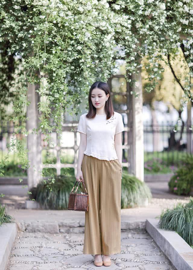2019年秋天“阔腿裤”继续流行，搭配中式上衣优雅又知性