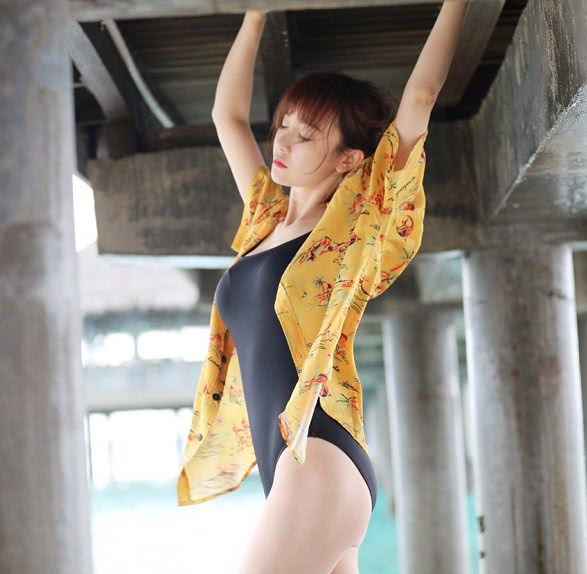 被整容耽误了的张檬,海边晒泳装照,网友:可惜了!