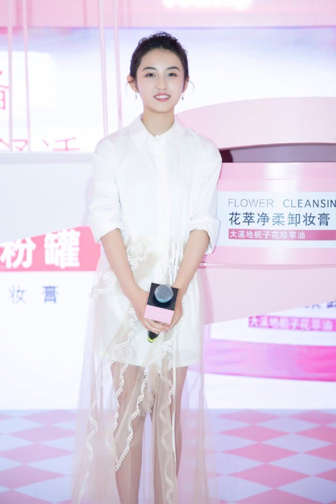 张子枫穿“拖把裙”出镜,凹出漫画腰也太美了吧