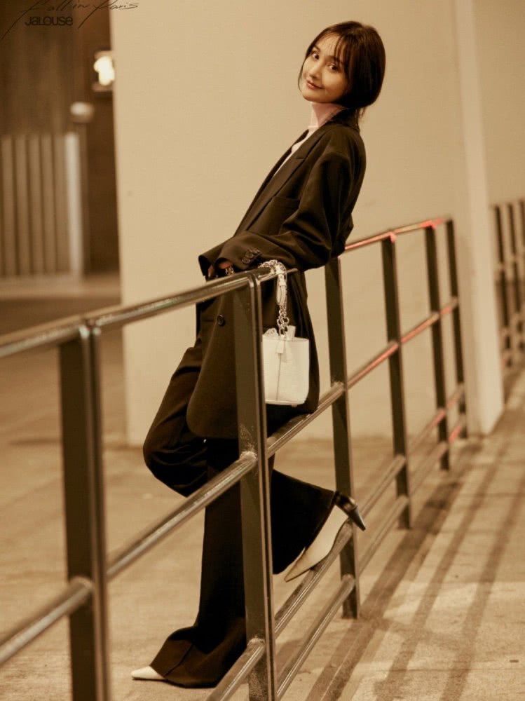 郑爽大胆挑战轻熟造型，女人味十足！