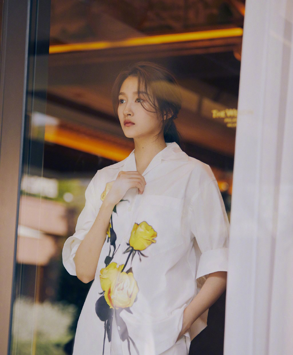 关晓彤墨镜背心性感迷人时尚图片