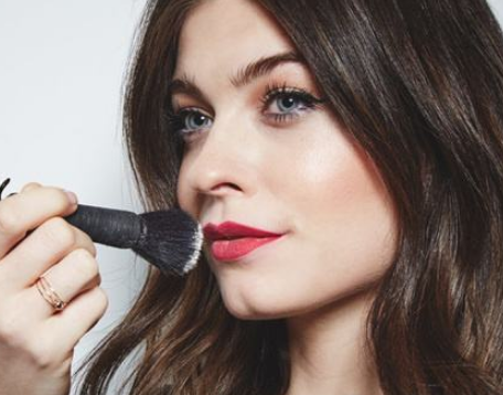 老阿姨们要想利用化妆年轻5岁,这几处别出错