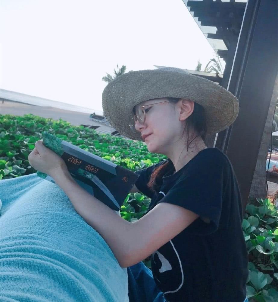 李倩35岁了还是一张娃娃脸,网友发现痣不见了?