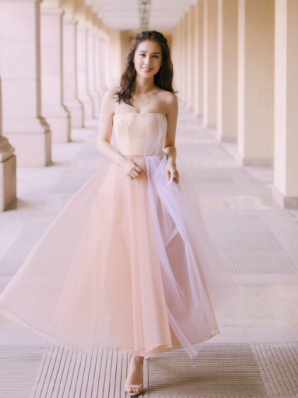 法式空气刘海要“失宠”？黄圣依露额头更少女，美回16岁