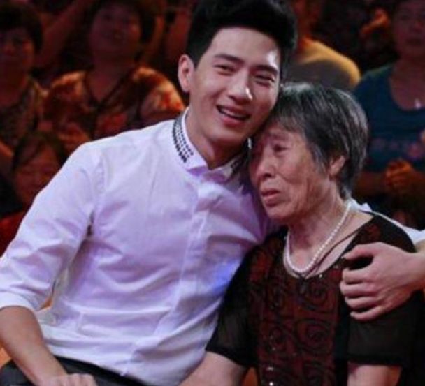 他出生28天被父母抛弃,靠奶奶捡垃圾养大,如今成当红明星