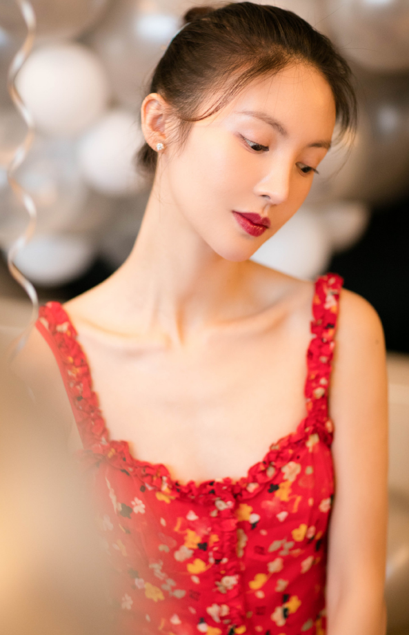 金晨最新写真在脚上套3个“银镯子”鞋,风格太难模仿