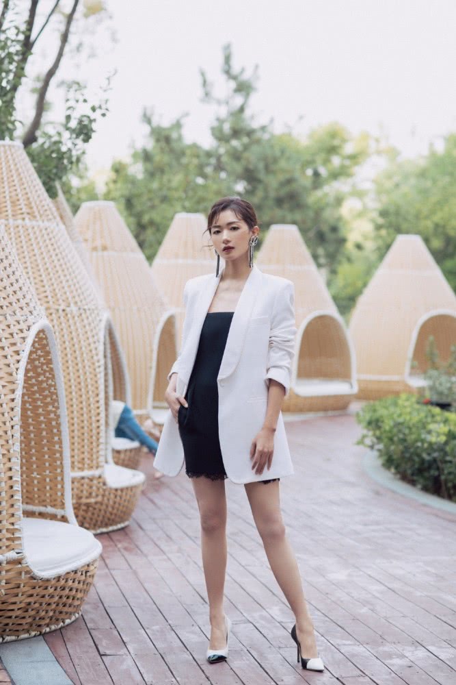 万茜穿一件条纹拼接裙,37岁了却依旧充满少女感