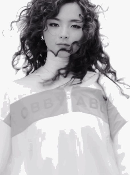 杨超越羊角辫造型启程时装周，换个发型意外惊艳