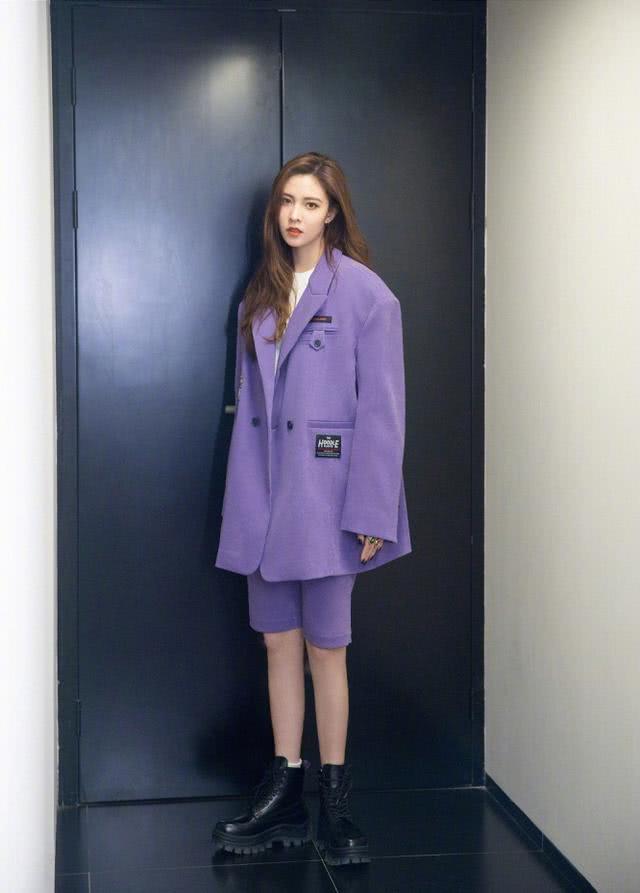 宋妍霏复古皮衣+过膝长靴+烟熏妆,清纯小花也酷范十足