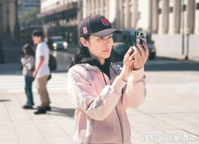 周涛和倪虹洁素颜亮相,比穿泳装的张檬、穿时装的baby活得潇洒