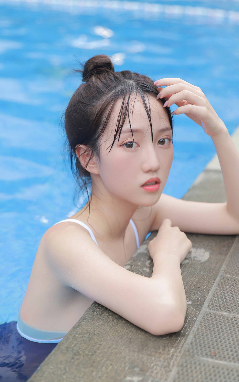穿泳衣的美女户外湿身图片写真