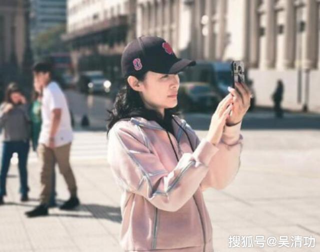 周涛和倪虹洁素颜亮相,比穿泳装的张檬、穿时装的baby活得潇洒