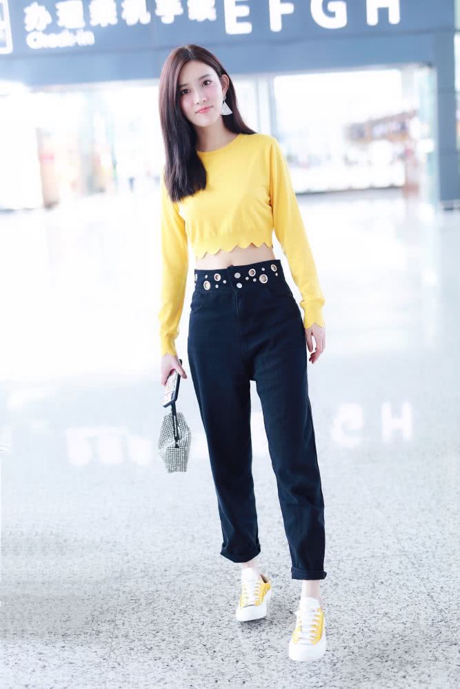 孟子义小姐姐机场街拍，穿露脐装秀天鹅颈，搭配中暗藏小心机