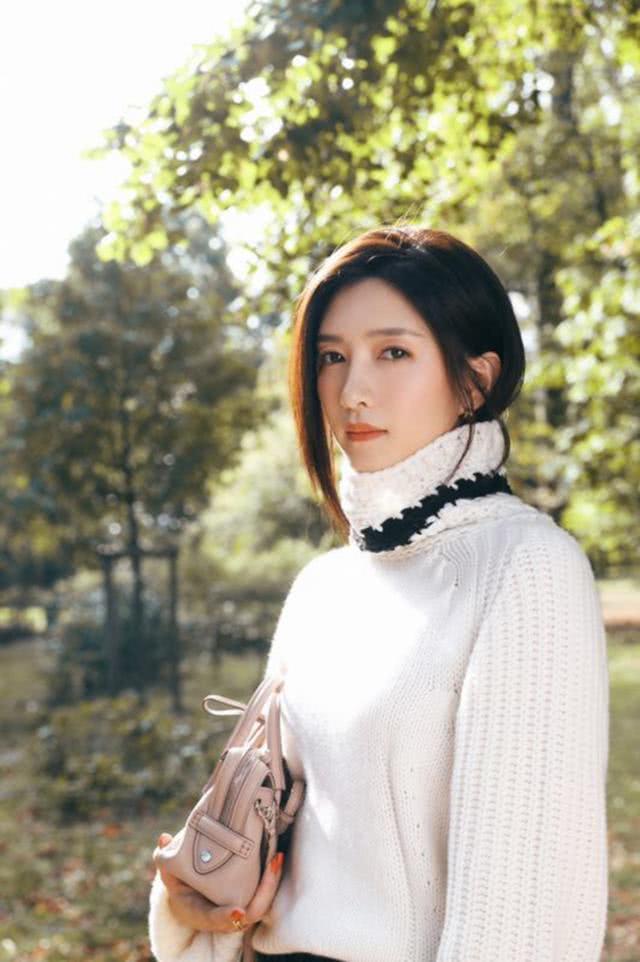 江疏影时尚摩登造型出席时装周，宽松毛衣配短裤，小露超模漫画腿