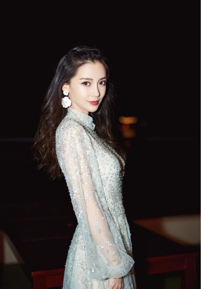 Angelababy浅绿色晚礼服配大花朵耳环,气质好惊艳