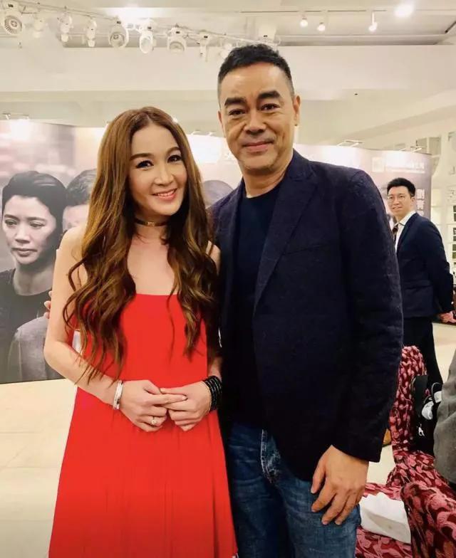 53岁温碧霞一脸的皱纹，还不承认老？还穿23岁粉色吊带裙！