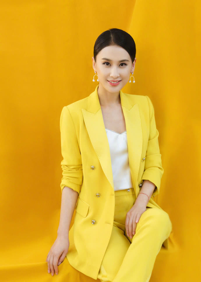 黄圣依穿柠檬黄配白色高跟鞋气场强大