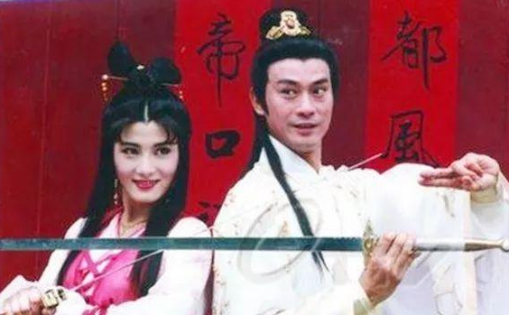 她武功不输洪金宝，却因伤休养了7年，交了个小15岁的男友