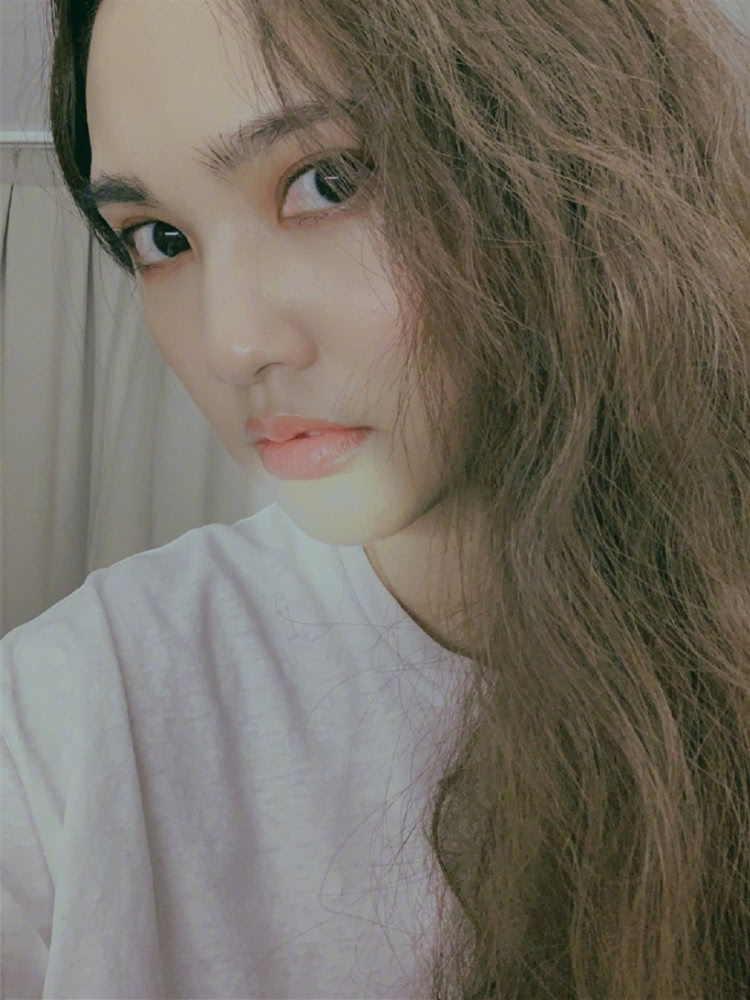 杨丞琳大胆挑战羊毛卷新发型，想不到发型越换越好看