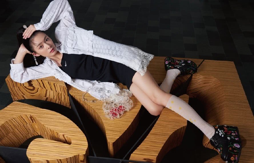 傅菁穿白色衬衣吊带裙配中筒袜，双腿细成了竹竿